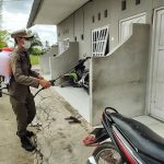 Satpol PP Provinsi Kalteng Terus Lakukan Penyemprotan Desinfektan Untuk Mencegah Penyebaran Covid-19