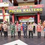 Satpol PP Provinsi Kalteng Turut Berpartipasi Dalam Pendistribusian Bansos Paket Sembako