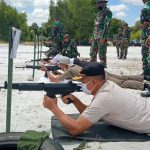 Kasat Pol PP Provinsi Kalteng dan Anggota Latihan Menembak Bersama TNI