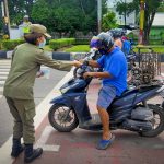 Aparat Gabungan TNI-Polri dan Satpol PP Kembali Membagikan Masker Guna Menekan Wabah Covid-19