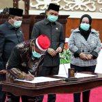 Penandatanganan Persetujuan Bersama 4 (Empat) Raperda menjadi Perda Provinsi Kalimantan Tengah
