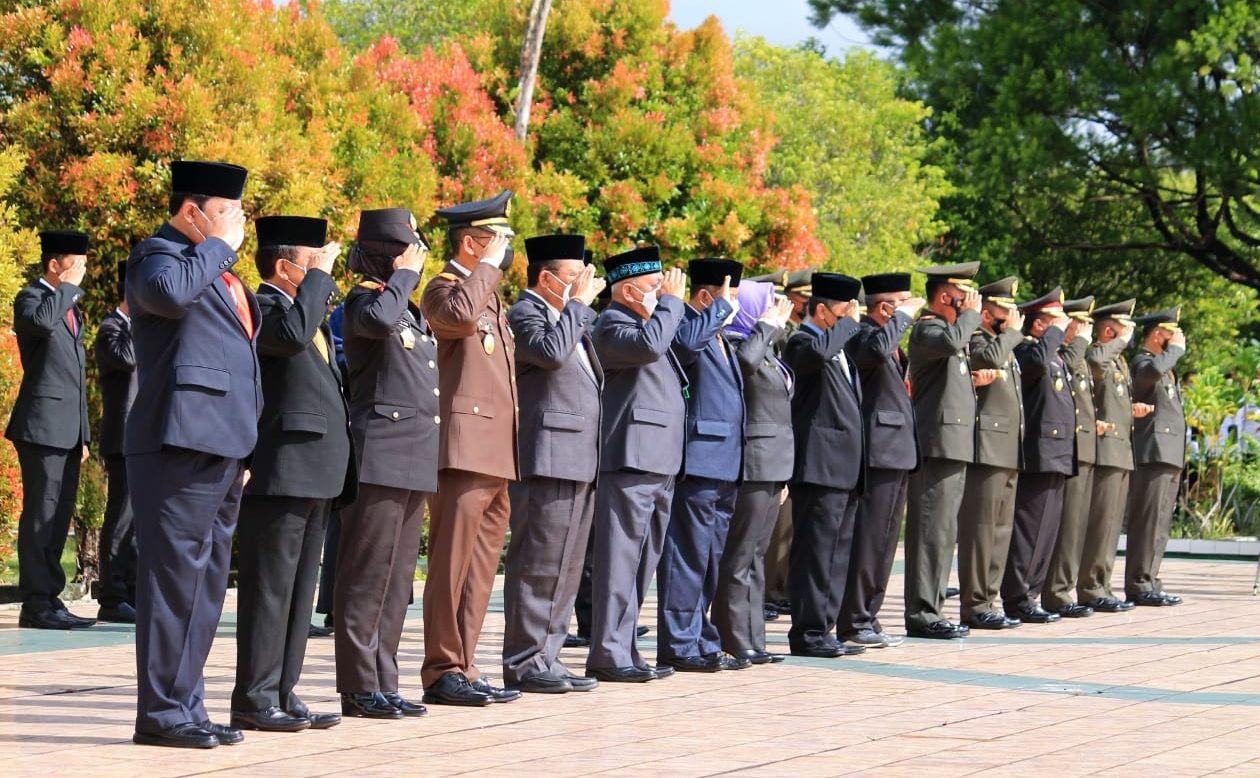 Satpol Pp Provinsi Kalteng Ikuti Upacara Ziarah Dan Tabur Bunga Dalam