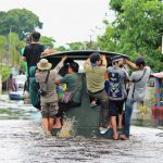 Satpol PP Provinsi Kalteng Turun Bantu Evakuasi Masyarakat Jalan Mendawai Terdampak Banjir