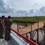 Bidang Penegakan Perda dan Pihak Kecamatan Kayahan Tengah Cek Kembali Bangunan Warung Di Sisi Jembatan Penda Barania