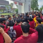 Satpol PP dan Kepolisian Barikade Gedung DPRD Provinsi Kalteng Dari Massa Aksi Penolakan Pengesahan UU Cipta Kerja